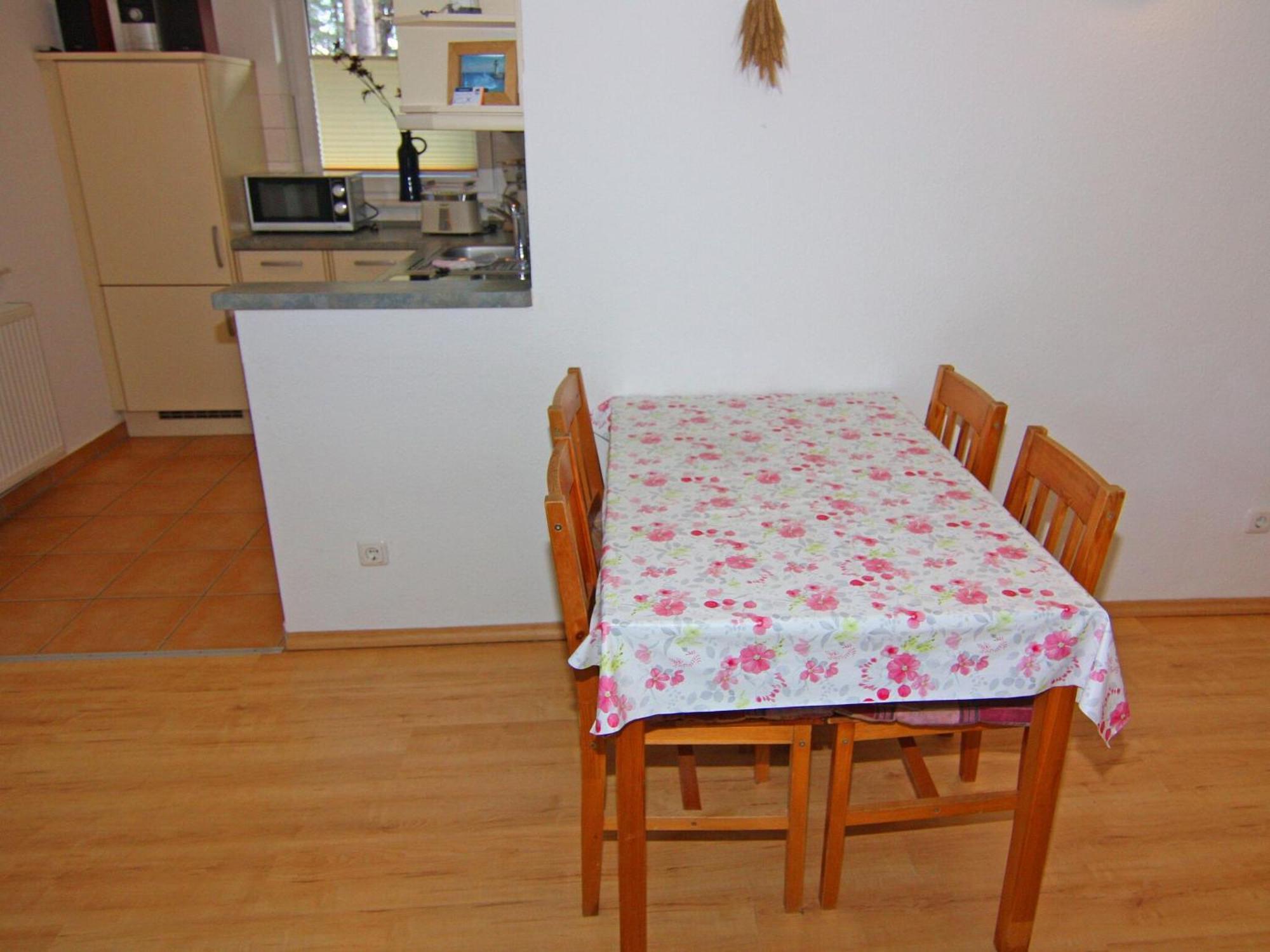 Inviting Holiday Home With Garden ทรัสเซนไฮเดอ ภายนอก รูปภาพ